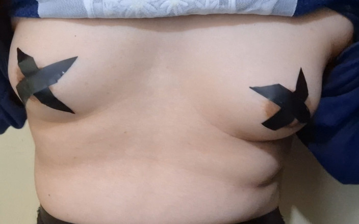 fermerino: ブロンドの白人フェムボーイが乳首を搾乳し、大きなディルドで叩く