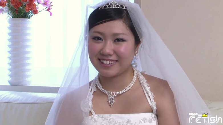 Pure Japanese adult video ( JAV): Japansk i brudklänning suger en stor kuk och får sperma...