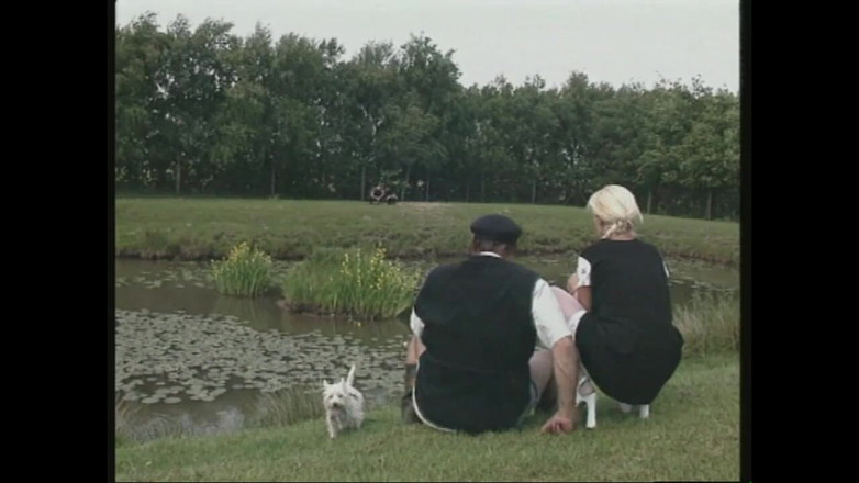 MCG Empire: Sexy německá blondýnka má venkovní trojku v parku