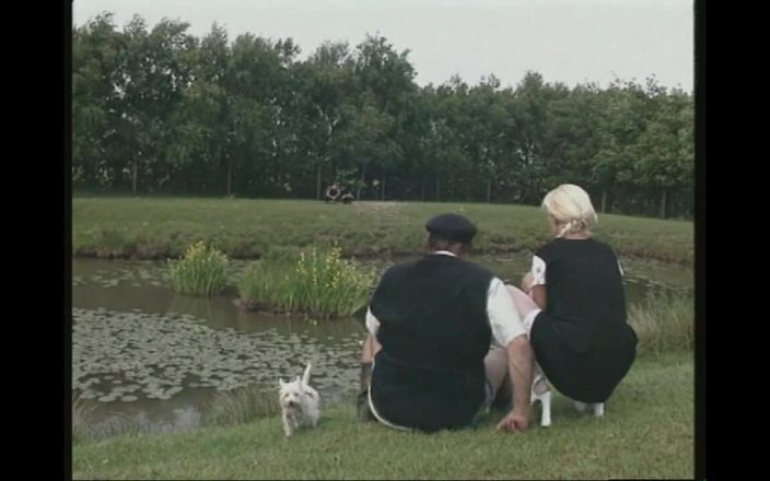 MCG Empire: セクシーなジャーマンブロンドが公園で屋外3Pファック