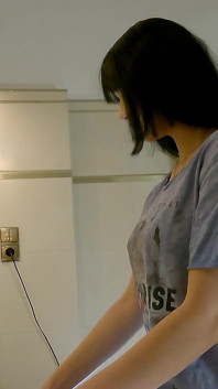 Grandi tette culona calda mora latina si mostra e allarga la figa e il culo in bagno