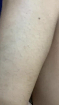 Une MILF lesbienne fait des ciseaux avec une jeune bombasse - orgasme intense avec ciseaux