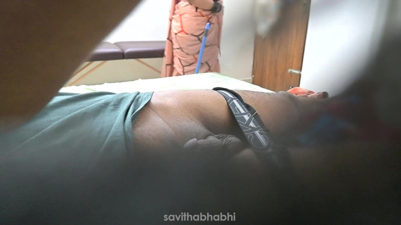 savithabhabhi: Indisches zimmermädchen hema gibt vermieter handjob