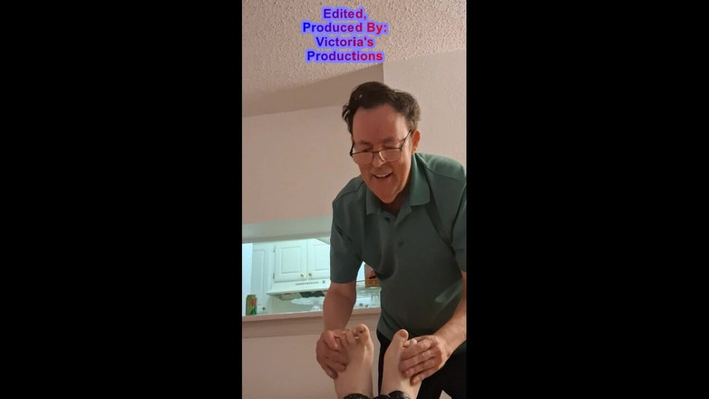 BBW nurse Vicki adventures with friends: विशालकाय सुन्दर नर्स Vicki बंधन है और पैर से गुदगुदी कर रही है भाग 1