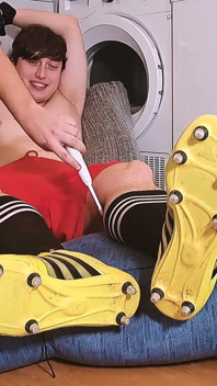 Onderwerping na de wedstrijd aanbidden van de vers ongezoedeerde zolen van voetballer baron