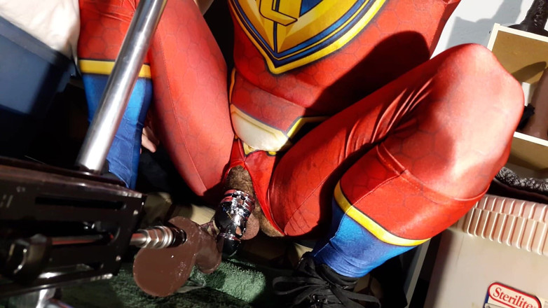 Ricky Cage: 2021年10月リッキー・ケイジ・ライブショー - チンポロックされたスーパーヒーローがお尻と口にペニスを咥える!