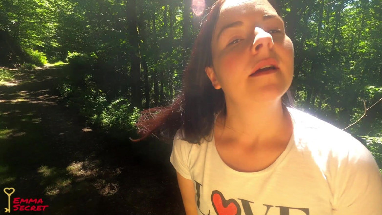Emma Secret: Omg! Blowjobpauze Tijdens Het Wandelen!