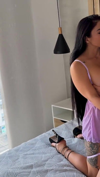 Duncan Saint là một chàng trai nhiếp ảnh gia thể dục, người chơi ba người với Silvana Lee & Yenifer Chacon