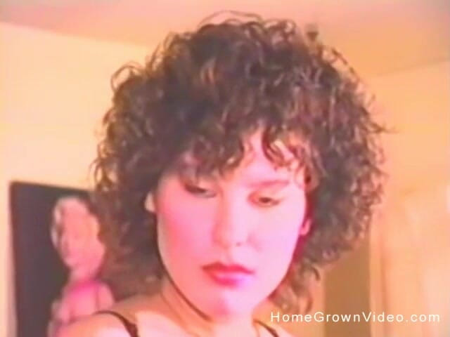 Homegrown Video: Brunetka ve spodním prádle jezdí na svém oblíbeném robertku