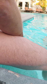 Scarlett Johnson suce une bite à la piscine