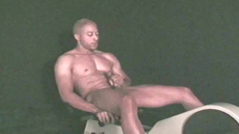 Gaybareback: 운동실에서 자지를 보여주는 스포티한 소년