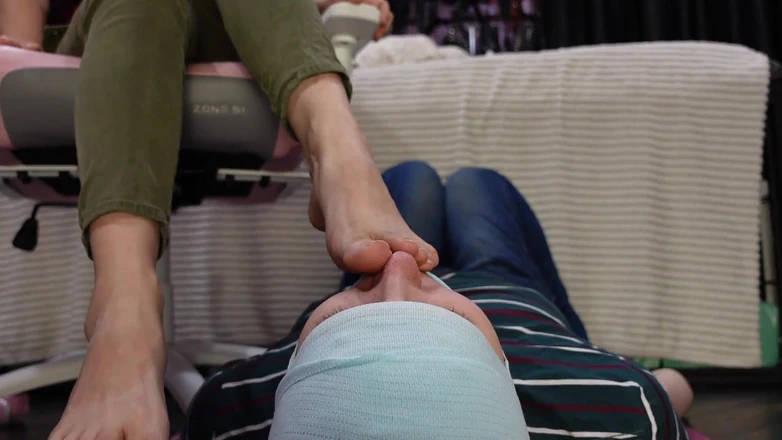 Mistress Priest: 奴隶的汗脚