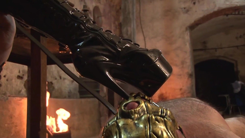 Lady Luciana Di Domizio: Boots licking and handjob for slave