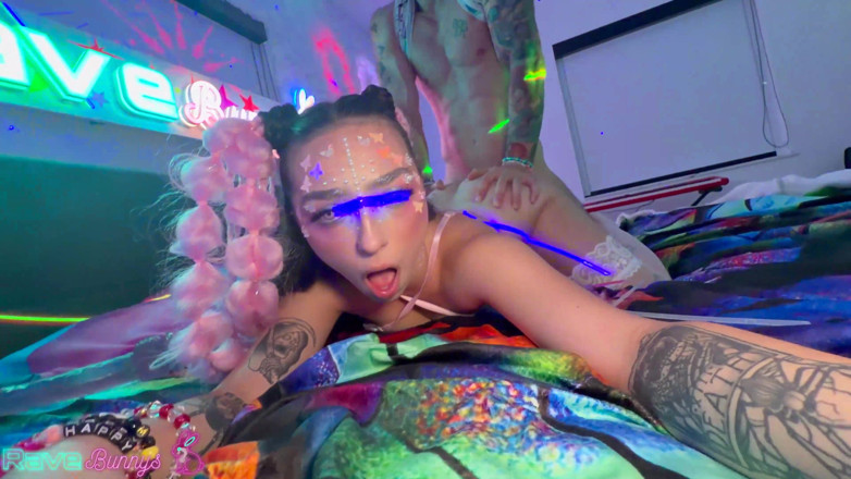 Rave Bunnys: Brian memompa scarlett penuh air mani saat glowsticks menyalakan stokingnya!