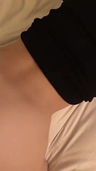 Son premier tournage. la beauté d’idole avec des courbes époustouflantes et une présence impossible à ignorer.