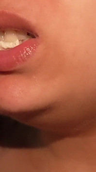 巨人继妹口香糖和陷阱娇小的继兄弟羞辱和咀嚼泡糖，并被困并得到咀嚼