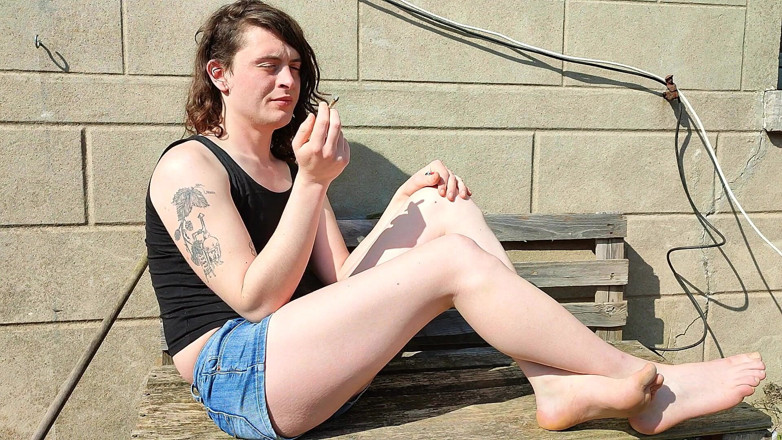 Sara B: Sara merokok di luar rumah