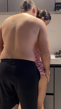 I fratellastro condividono un letto a causa del freddo, ma finiscono per scopare per stare al caldo