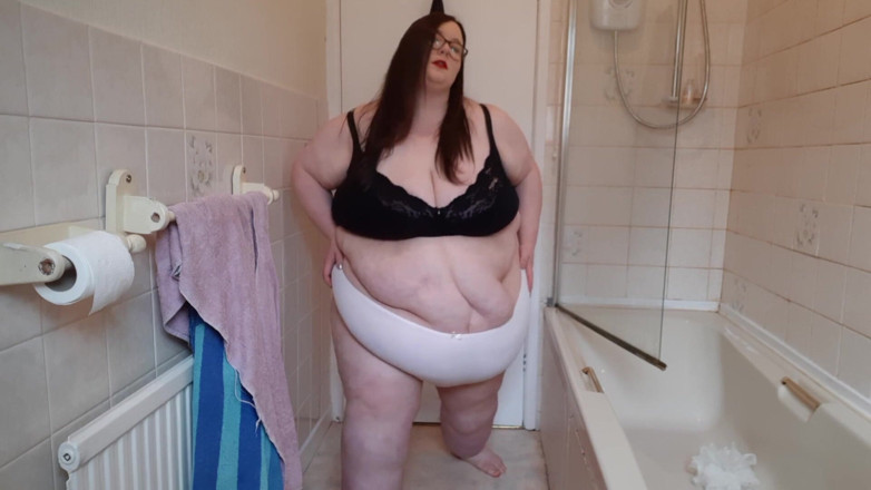 SSBBWLadyBrads: SSBBW Stretch exercise in bra &amp; thong