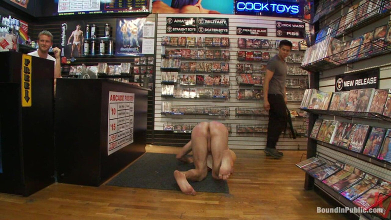 Bound in public: Un homme innocent est emmené dans un magasin de porno...