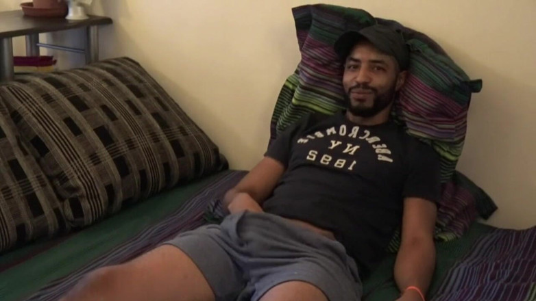 INTERRACIAL BAREBACK SEX: Latin sürtük Arap Tahar tarafından prezervatifsiz sikiliyor
