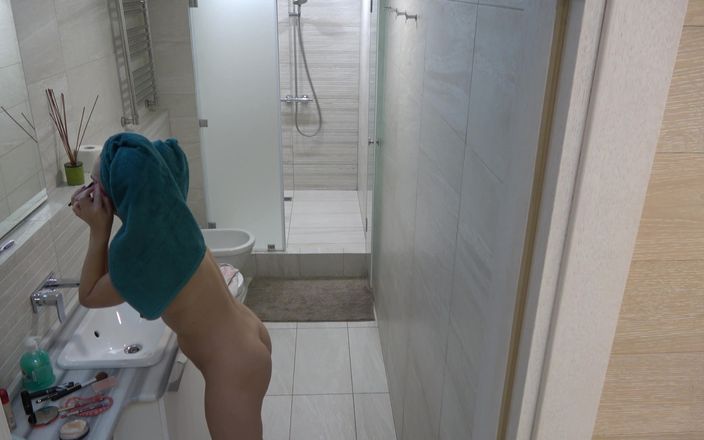 Milfs and Teens: Amadora adolescente no banheiro e no chuveiro