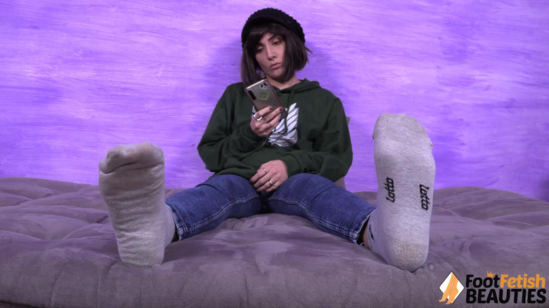 Foot Fetish HD: Aradia super hot melepas kaus kakinya dan pamer kakinya yang...
