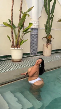 Wanita cantik besar twerking di kolam renang memercik air dengan pantat besar. Pantat montok basah bertepuk di luar ruangan