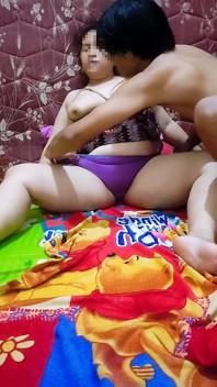 Sie Zeigt Ihren Sexy Körper. Indem Du Dessous Trägst. Vor Einem Ausländischen Mann.