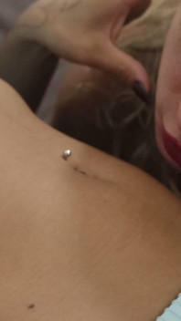 Lamiendo, miendo y oliendo el vientre y el ombligo perfectos de Mibby