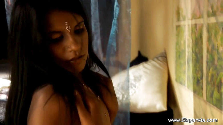 Eleganxia: Sexy Indian chick shows off her natural body