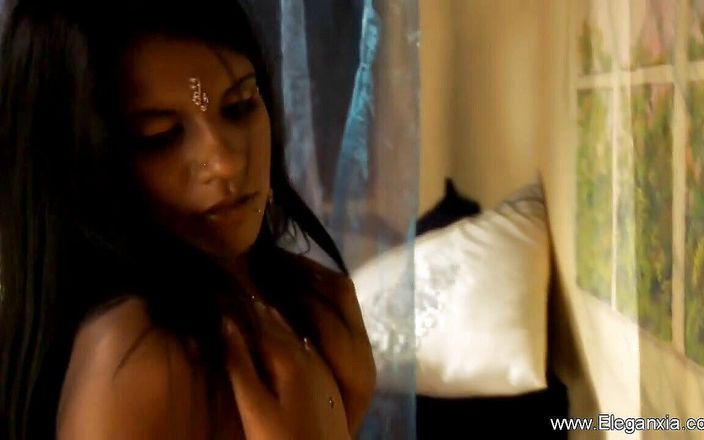 Eleganxia: Sexy Indische meid pronkt met haar natuurlijke lichaam