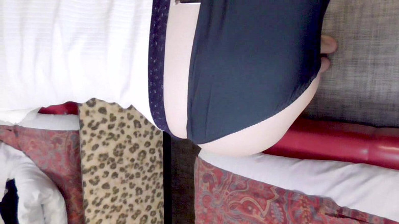 hiro_mayu_couple_jp: Mayu No69 受虐，戴着全头面罩、项圈和链条，与她美丽的外貌形成鲜明对比，接受过性爱训练