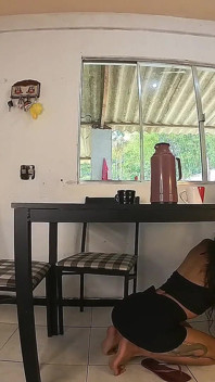 Tôi đã cho chồng của bạn tôi bú cu và âm hộ dưới bàn vào ngày sinh nhật của cô ấy