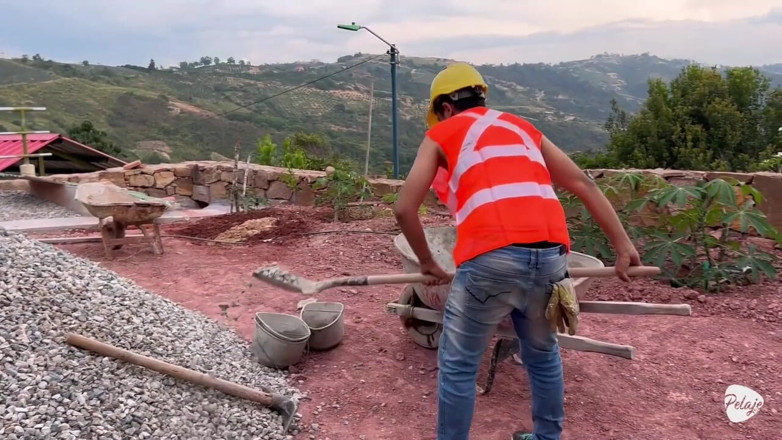 Pelaje mix: Woman Fucks the Worker Because Her Husband Went with His...