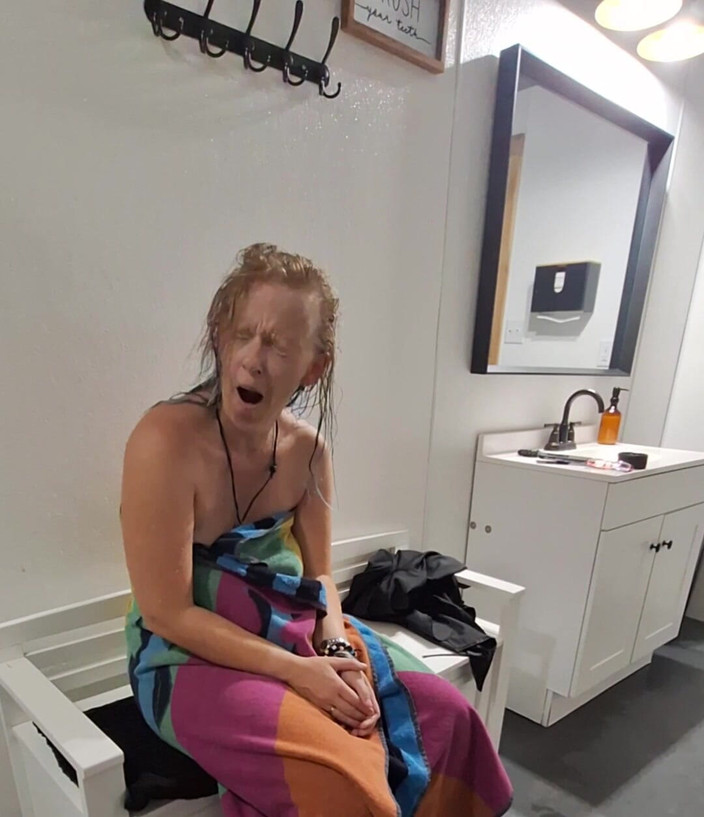 KittieNoOne: Thời gian tắm và bắn tinh sau khi đụ vào miệng...