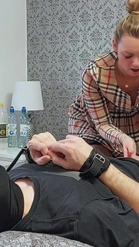 Une femme infidèle est venue après un rendez-vous, le cocu avale du sperme avec un préservatif et mange son propre sperme pour le dessert