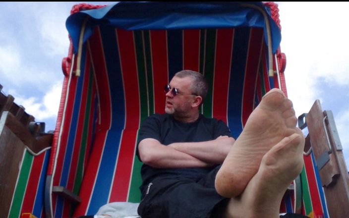 Carmen_Nylonjunge: Cuplikan kaki nilonku di kursi pantai 1 - liburan Wangerland -