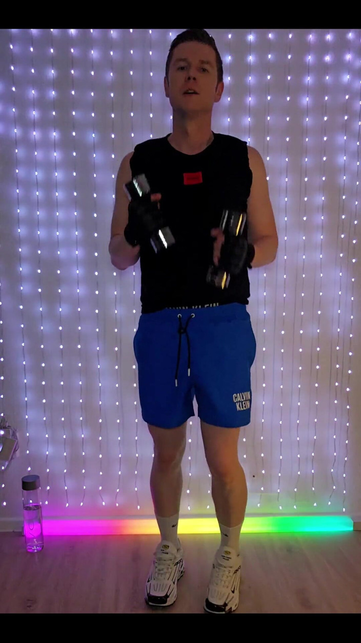 Roman Heart: Fitness cvičení v modrých šortkách 