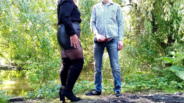 OurFetishLife: Styvmammans favoritlek: Sperma på hennes kjol