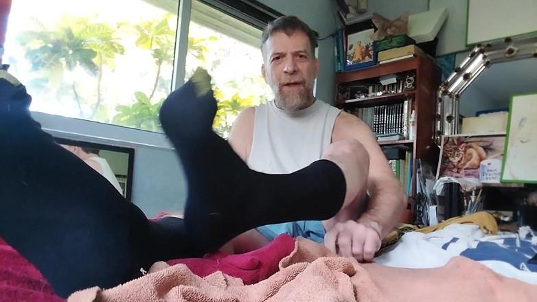 Hairyartist: Отчим показывает в золотых носках