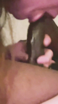 Bílá dívka s velkým zadkem ukazuje, že má tlustý zadek