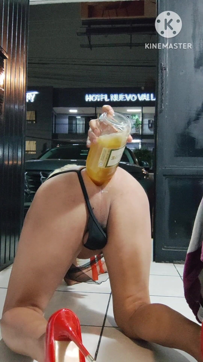 Traviezisha: पवित्रता में बहिन खुले दरवाजे में गुदा के माध्यम से पूरी बोतल पीने की कोशिश कर रही है