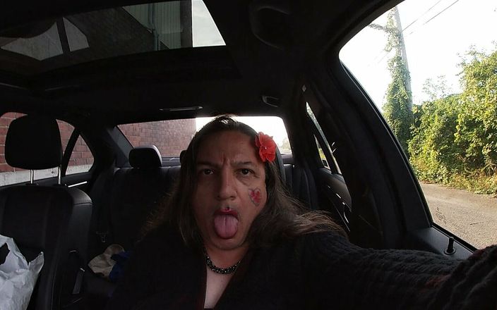 Fabiola Paola: Грязный сисси-кроссдрессер наконец-то кончает в машине и поедает ее собственную порцию спермы в соло-видео мастурбации в машине