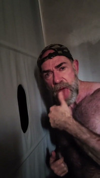 Broda ojczym w Gloryhole