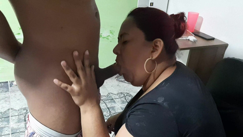 Victor y Brandy: I Interrupt Her Cleaning so She Can Suck My Dick