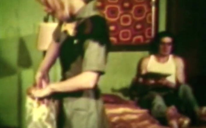 Vintage megastore: Cookie verkoper meisje neukt hard met twee kerels