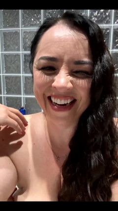 Amanda Thickk: Proud v koupelně