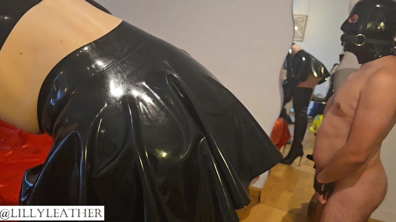 LillyLeather: Slaaf wordt anaal geneukt door latex meesteres met een grote...