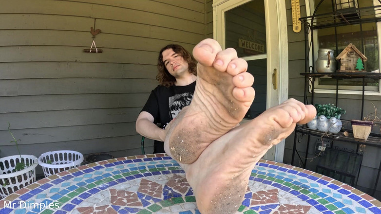 Mr Dimples: Arătându-mi picioarele murdare